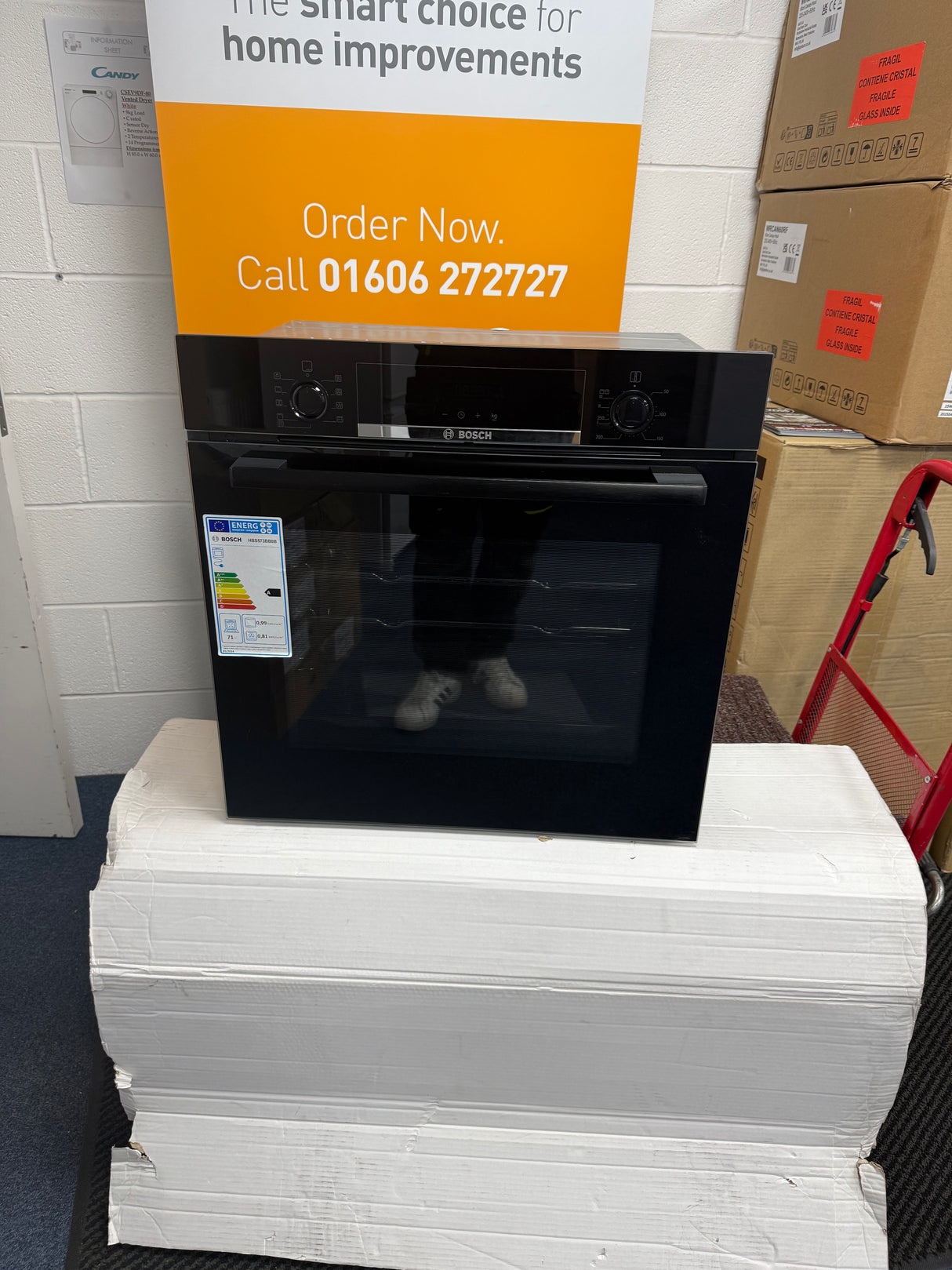 Bosch HBS573BB0B Built-in Electric Single Oven with Pyrolytic Self Cleaning in Black - A Rated - (Ex Display) - HW181971