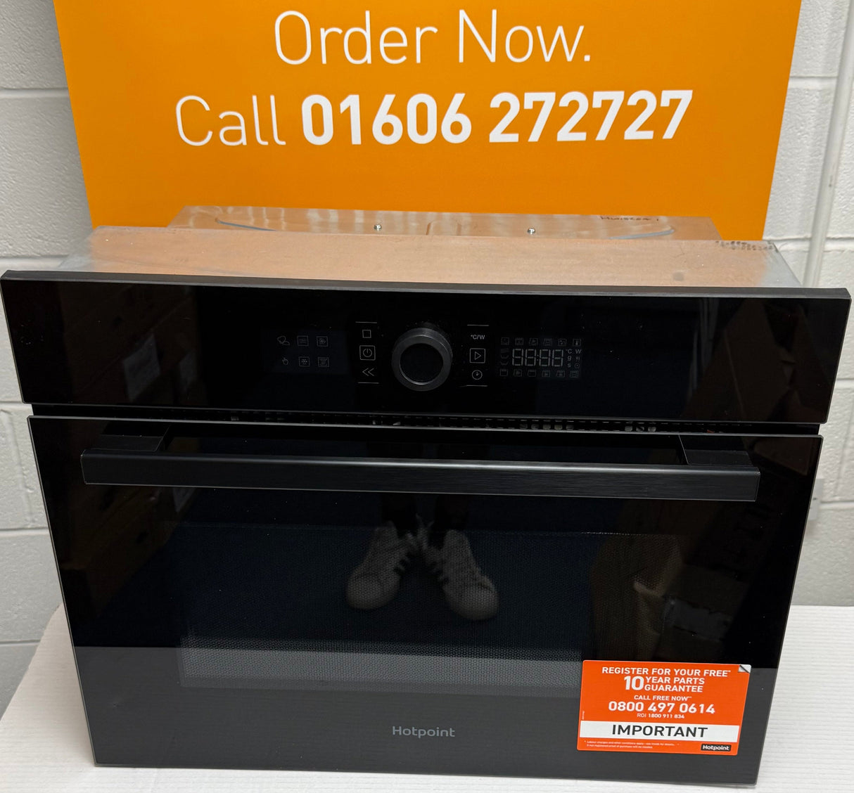 Hotpoint HMW47DHMBUK (41) 900w Built-in Microwave Oven with Grill in Black - (Ex Display) - HW182541