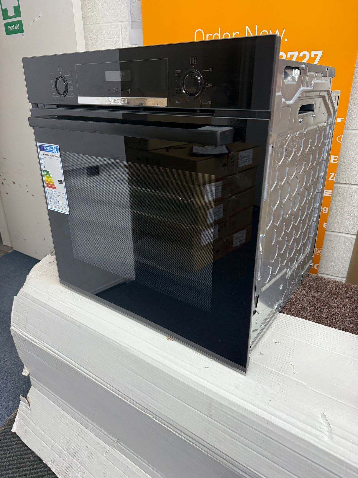 Bosch HBS573BB0B Built-in Electric Single Oven with Pyrolytic Self Cleaning in Black - A Rated - (Ex Display) - HW181971