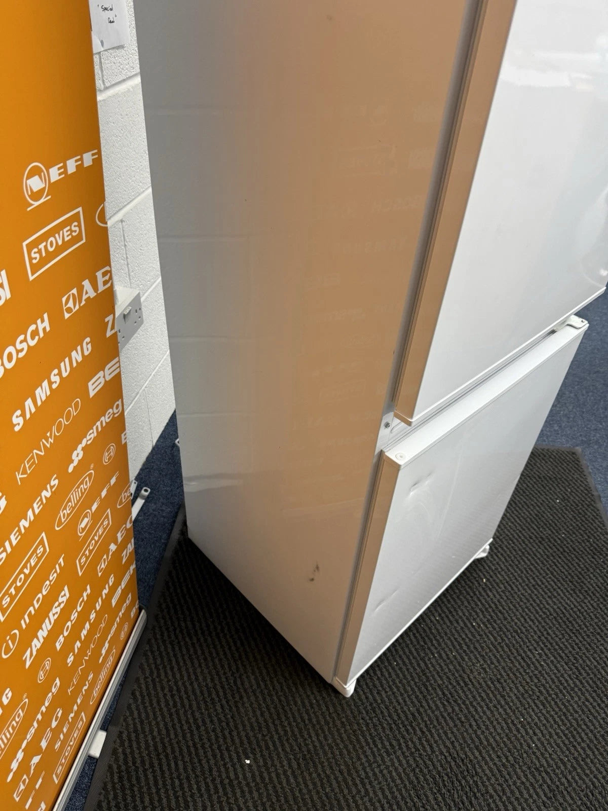 CDA CRI871/1 70/30 Integrated Frost Free Fridge Freezer - E Rated - (Blemished) - HW181848