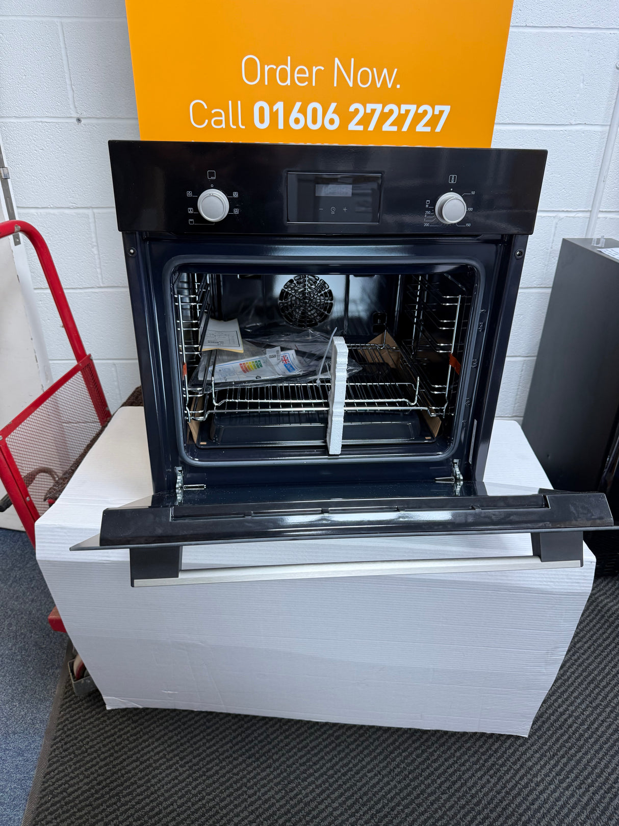 Bosch Series 2 HHF113BA0B (04) Built-In Electric Single Oven in Black with 13 Amp Plug - A Rated - (Ex Display) - HW182504