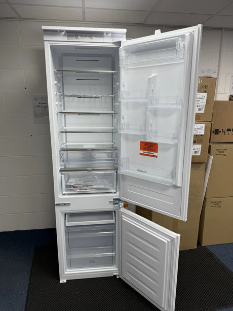 Hotpoint HTC20 T322 UK (77) 194cm Extra Tall 280L 70/30 Integrated No Frost Fridge Freezer - Sliding Door Hinge - E Rated - (Ex Display) - HW181977
